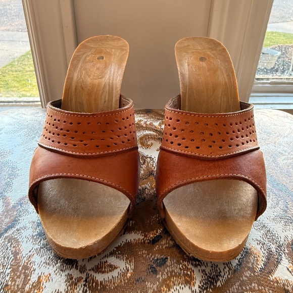 Fabulous Vintage 70s Leather Platform Heels - Picture 2 of 9